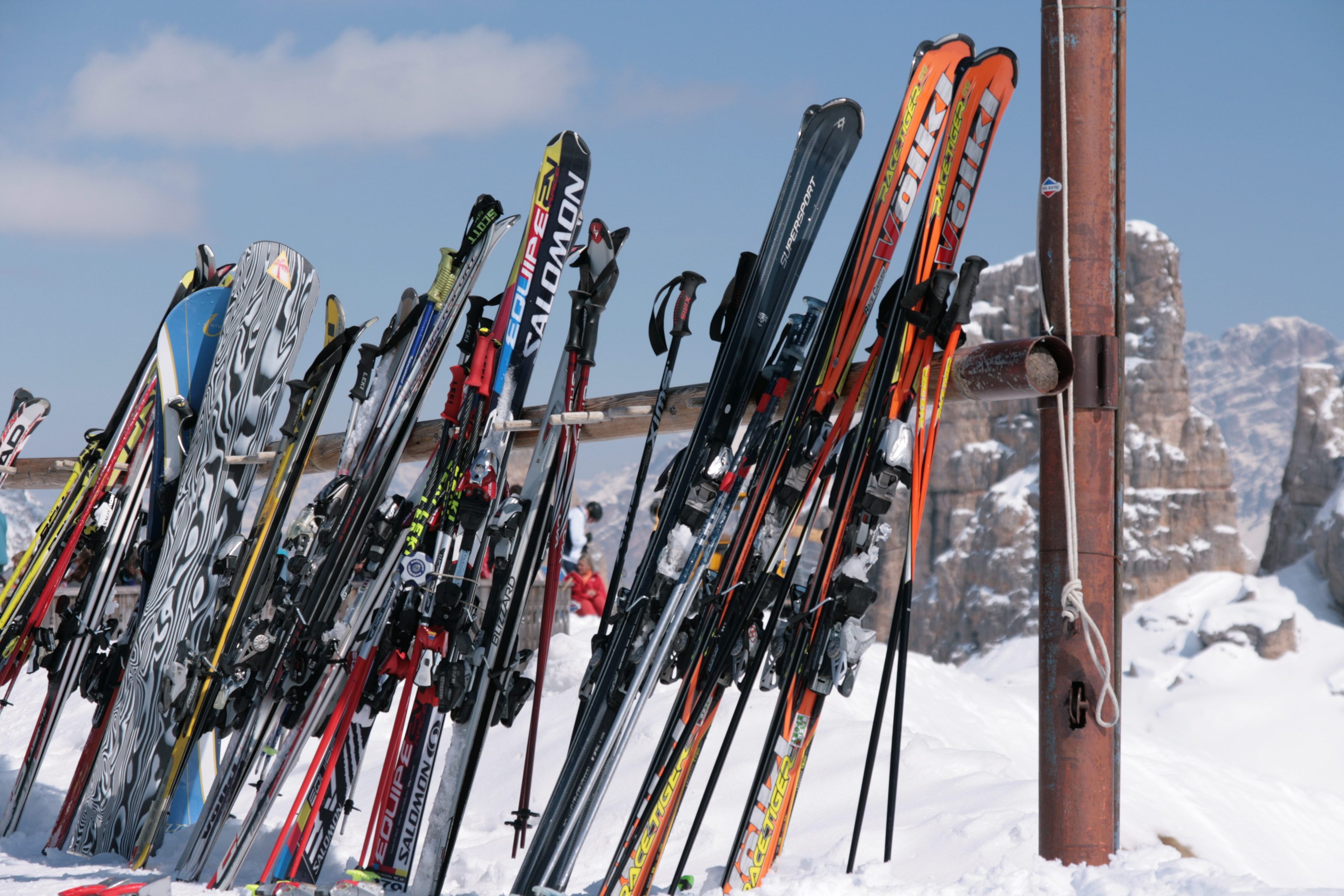 Alquilar esquís o snowboard: la guía antes de llegar a la tienda